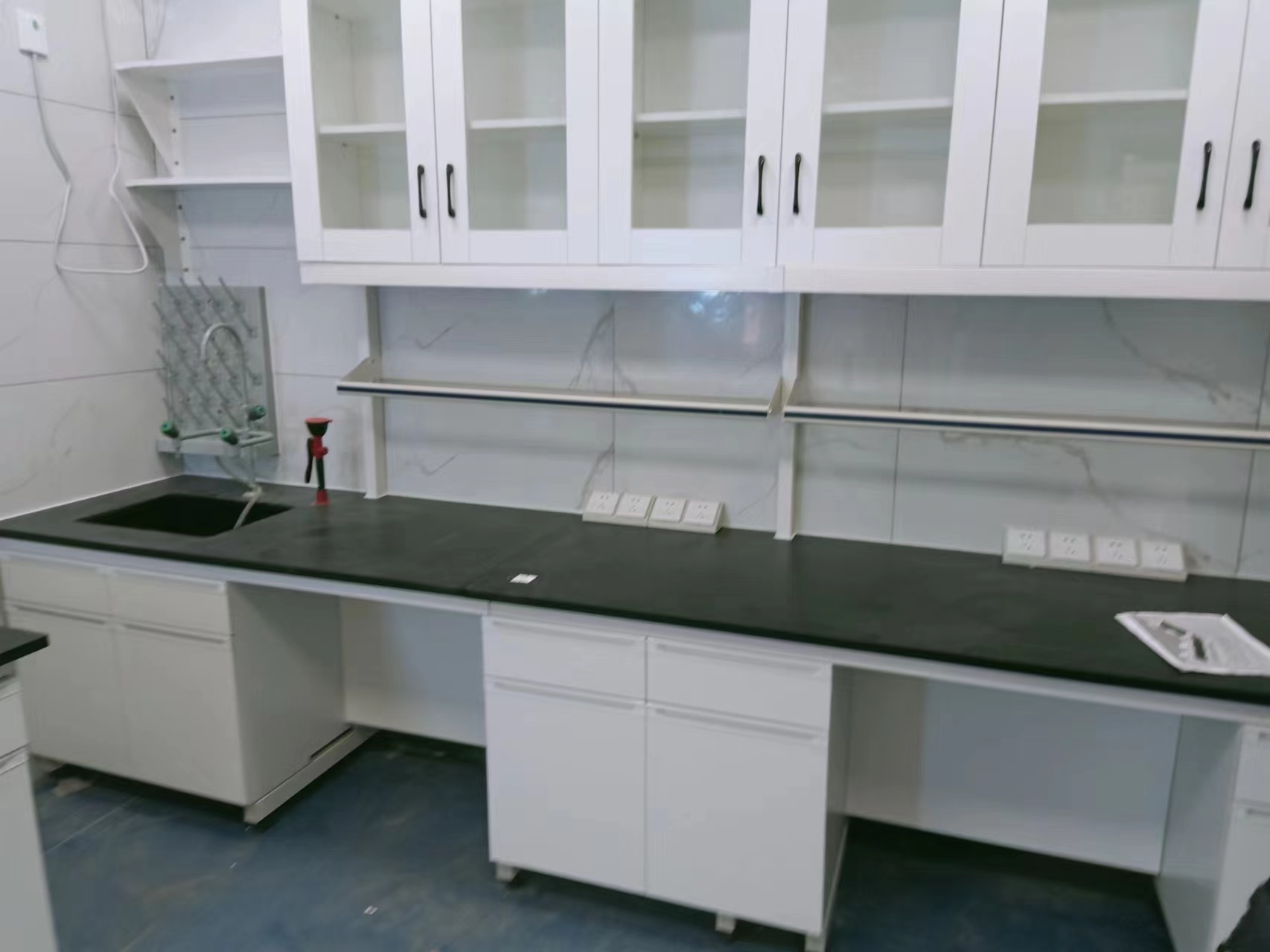 鋼木實(shí)驗(yàn)臺帶吊柜灰白色 鋼木實(shí)驗(yàn)臺帶吊柜灰白色